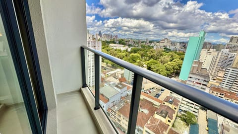 Sacada com vista panoramica para a Praca Santos Andrade e o centro de Curitiba
