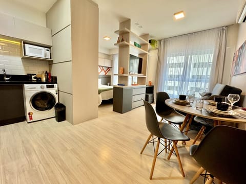 Cozinha moderna com bancada, geladeira e area de trabalho integrada