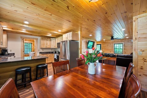 Open concept floor plan bring kitchen, dining and living space together.