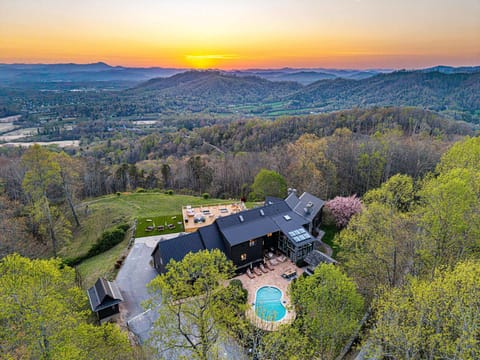 The Albatross Estate & Golf Links - A mountaintop masterpiece. This expansive estate offers exceptional privacy, sweeping panoramic views, and pure mountain tranquility—an unforgettable retreat where luxury meets nature in the most breathtaking way.