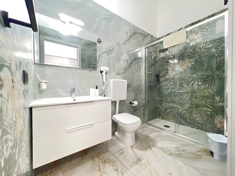 Deluxe Triple Room | Bathroom | Shower, hair dryer, towels, toilet paper