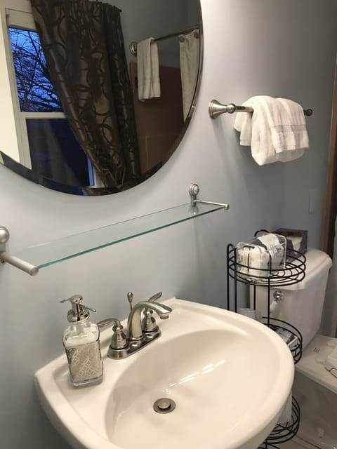 King Private Bath | Bathroom | Shower, free toiletries, towels