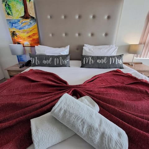 Honeymoon Suite | In-room safe, individually decorated, individually furnished, desk