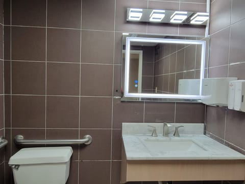 Combined shower/tub, deep soaking tub, free toiletries, hair dryer