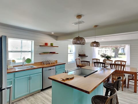 Salt & Sea A: Kitchen Island Seating