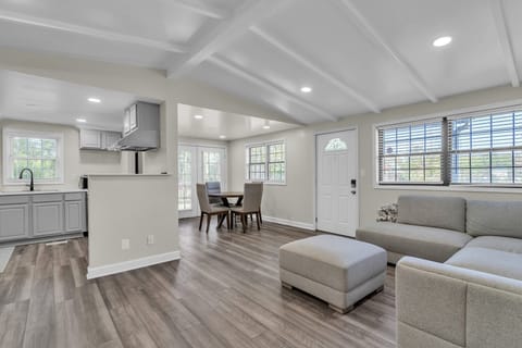 House, 4 Bedrooms | Living area | Smart TV, streaming services