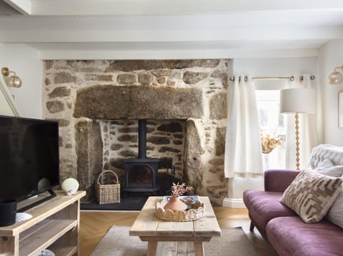 Cottage | Living area | Fireplace
