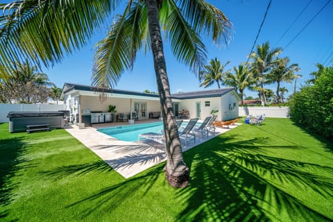Heated pool, Jacuzzi hot tub