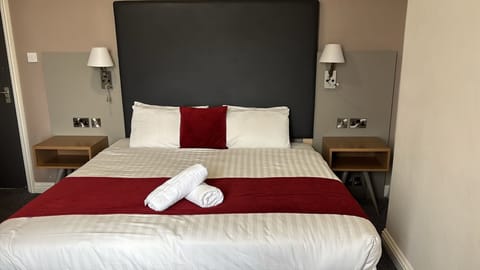 Basic Double Room | Free WiFi, bed sheets