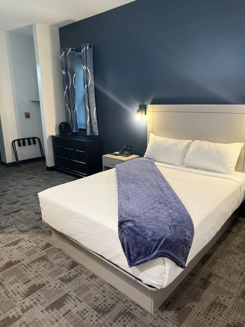 Room, 1 Queen Bed, Mobility Accessible | Free WiFi