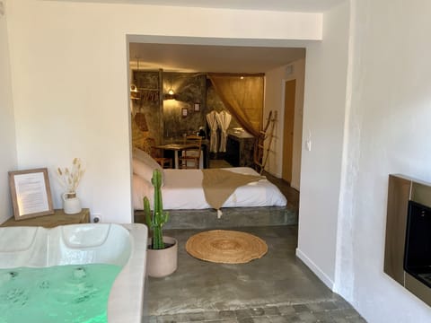 Luxury Suite | 1 bedroom, in-room safe, blackout drapes, soundproofing