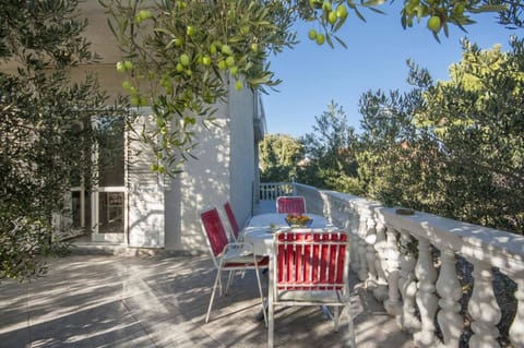 Apartment | Outdoor dining