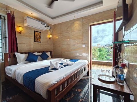Romantic Room | Desk, laptop workspace, soundproofing, bed sheets