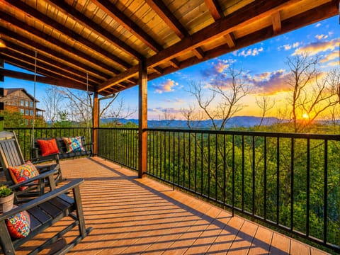 Enjoy your morning coffee on this beautiful patio with a Million $$$ mountain view!
