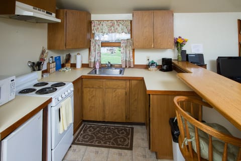 Classic Cottage, Private Hot Tub (Garden Cottage) | Private kitchen | Microwave, coffee/tea maker, electric kettle, paper towels