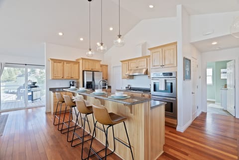 The breakfast bar offers comfortable seating for 4
