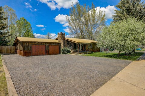 Large driveway with ample parking