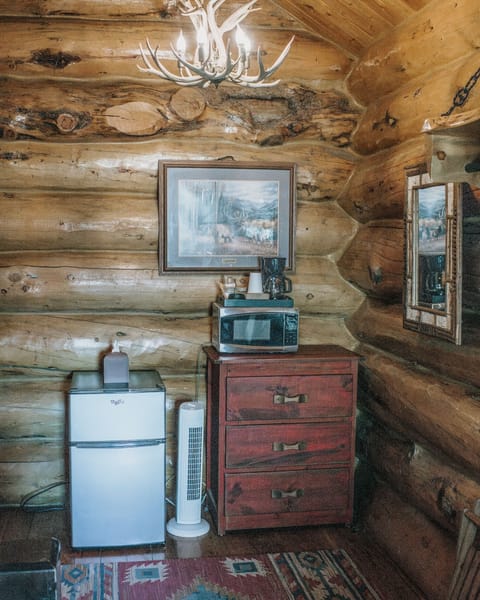 Studio, 1 Queen Bed | Hypo-allergenic bedding, desk, iron/ironing board, bed sheets