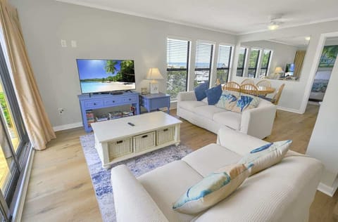 Large Living Room, Beautifully Decorated