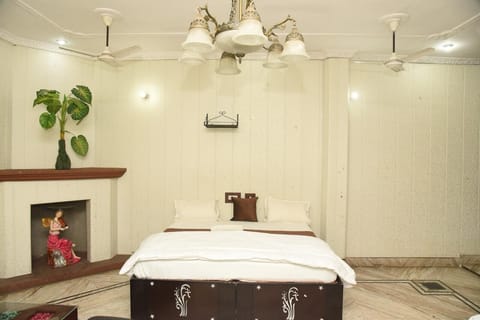 Deluxe Double Room, Air conditioning | Hypo-allergenic bedding, soundproofing, free WiFi, bed sheets