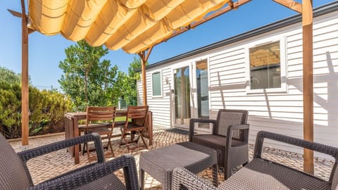 Enjoy alfresco dining under the shaded pergola—a serene outdoor space for morning coffee or evening gatherings. #OutdoorLiving #TerraceVibes #Portugal #PT