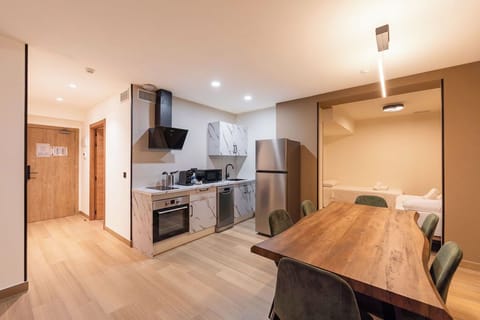 Deluxe Apartment | Private kitchen | Fridge, microwave, stovetop, coffee/tea maker