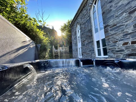 House | Outdoor spa tub