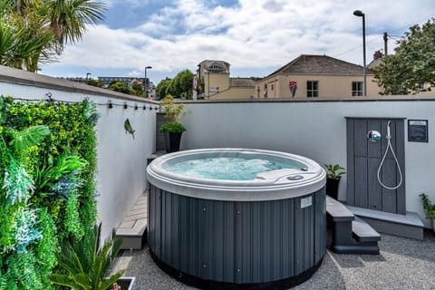 House | Outdoor spa tub