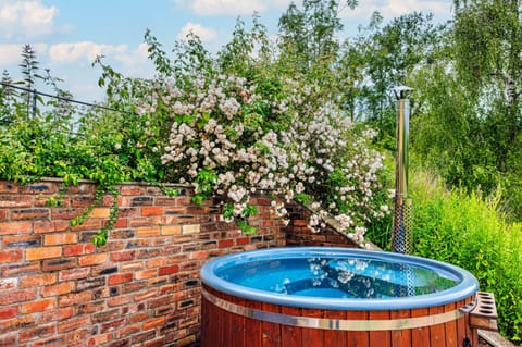 Cottage | Outdoor spa tub