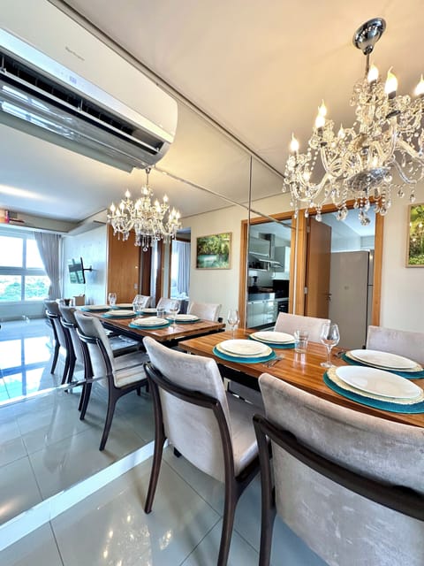Deluxe Apartment, City View | In-room dining