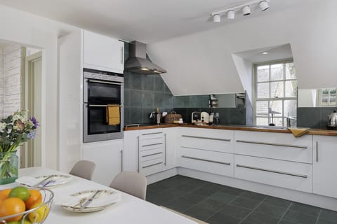 Orchard House at Broadwell Manor Kitchen/Dining Area - StayCotswold