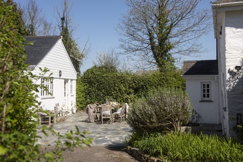 Welcome to Sparnal Stitch and the Annexe, inviting up to ten guests in the spacious house and stunning annexe
