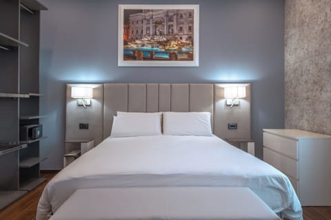 Deluxe Triple Room | Desk, laptop workspace, soundproofing, free WiFi