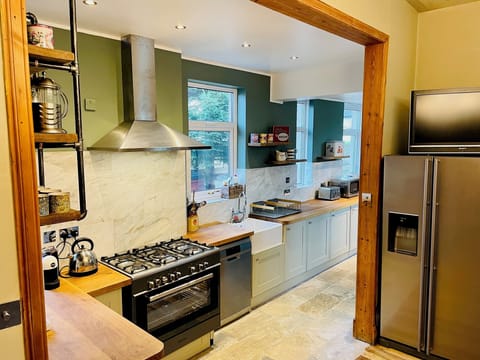 Luxury Villa | Private kitchen | Electric kettle, toaster