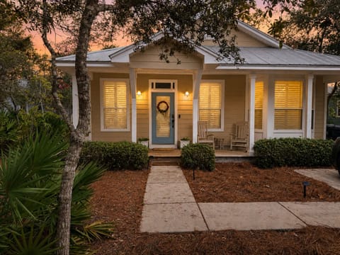Charming Cottage: Private Deeded Beach Access 