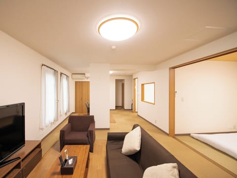 Family Room, 6 Bedrooms, Non Smoking | Blackout drapes, WiFi (free), bed sheets