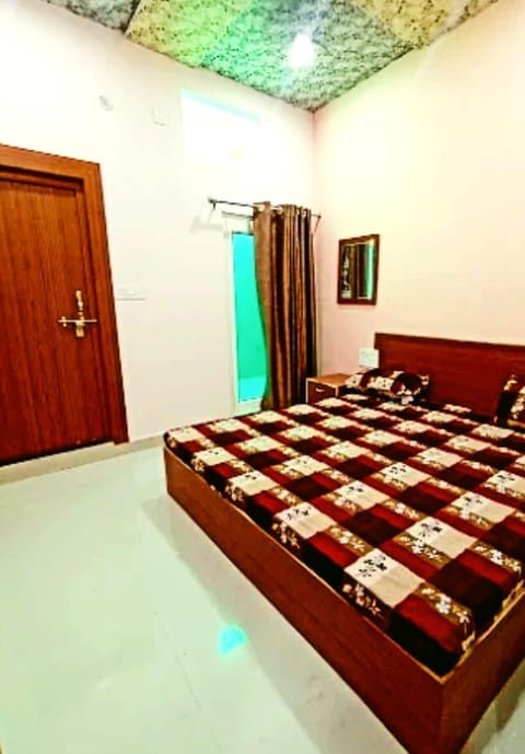 Deluxe Double Room, City View | Desk, laptop workspace, soundproofing, bed sheets