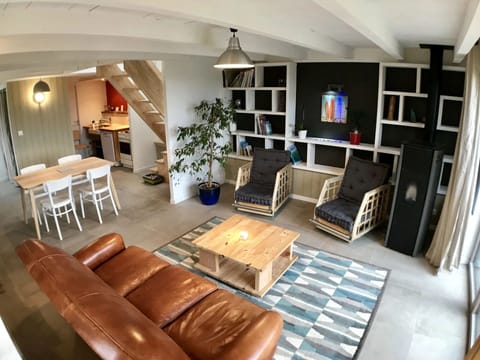 Deluxe Room, Patio, Garden View | Living area