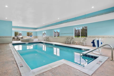 Indoor pool, sun loungers