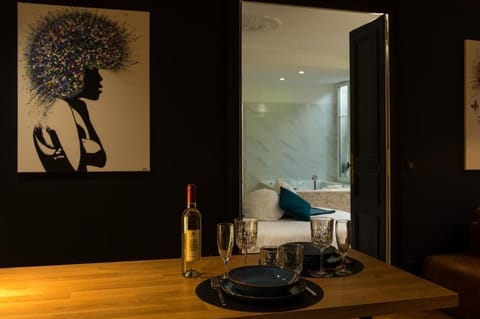 Deluxe Apartment, City View | Dining room