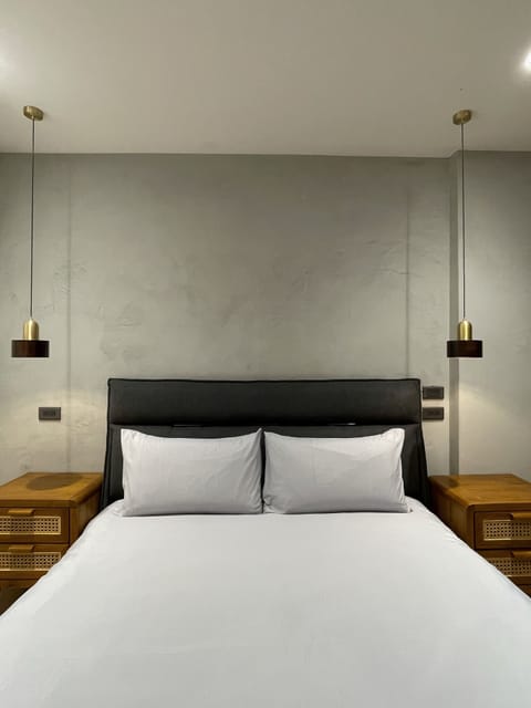 Deluxe Studio Suite, 1 Queen Bed, Non Smoking, Private Bathroom | Soundproofing, free WiFi