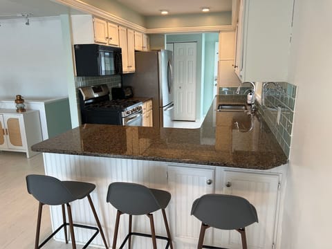 have breakfast at the counter