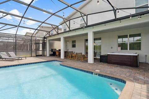 Relax by the pool and Jacuzzi - Ultimate comfort!
