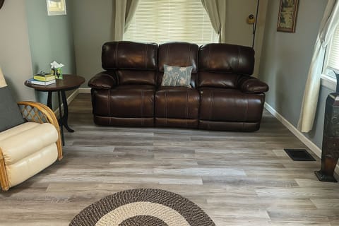 Comfortable living area with a flat-screen TV, ideal for relaxing after a day out.