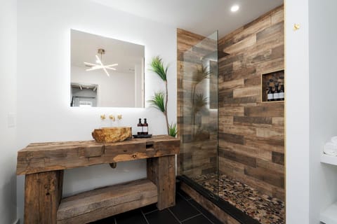 8 The Collins Creek | Bathroom | Free toiletries, hair dryer, towels, soap