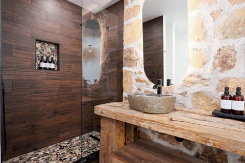 6 The Harlow | Bathroom | Free toiletries, hair dryer, towels, soap