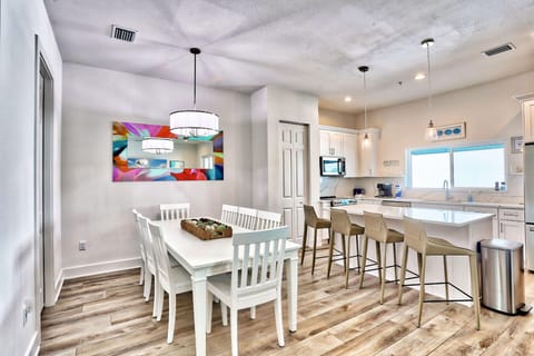 House, Multiple Beds (Azul Townhomes A5) | Dining