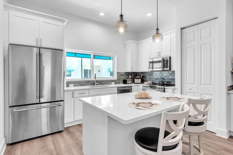 House, Multiple Beds (Azul Townhomes B3) | Private kitchen