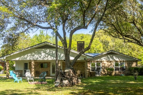 Shorebound - close to the beach, golf course, and downtown Ocean Springs!