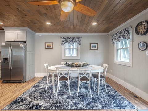 Studio (3 Bedrooms) | Property amenity